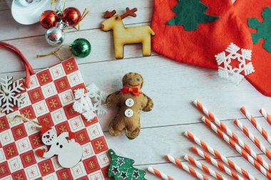 Noel dekorasyon ve süsleme ahşap arka plan üzerinde. Yukarıdan görüntülemek