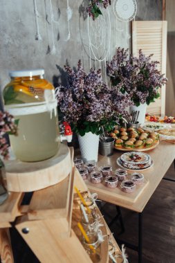 Kanepeler ve içecekler bir tatlı büfesi masada.