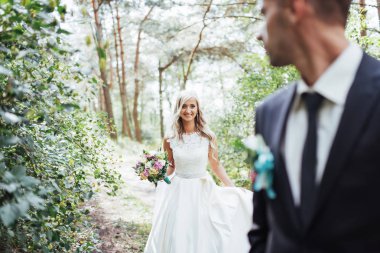 Mutlu genç çiftin en mutlu gününde Fotoğrafçılara poz veriyor. Düğün günü.