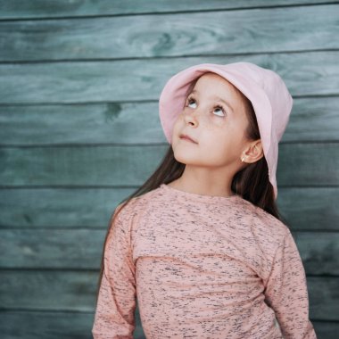 Sevimli kız Ukrayna kamera için poz. Europe