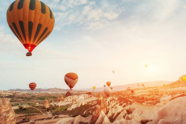Cappadocia üzerinde şaşırtıcı günbatımı. Güzel renk balonlar Türkiye