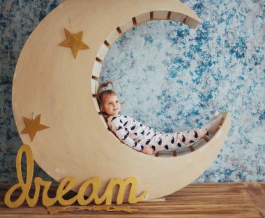 Çocuk yalan yumuşak ve sıcak pijama ahşap bir ay yıldız stüdyo