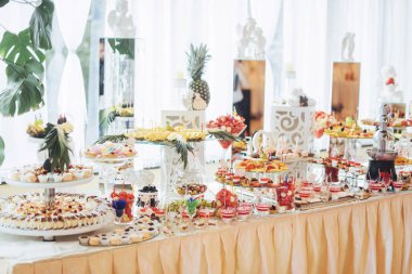 Ziyafet tablo tam meyve ve çilek ve tatlılar çeşitleri.