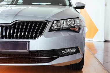 Far ve siyah bir spor arabanın kaputuna.