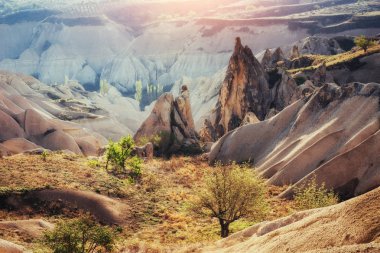 Fantastik gündoğumu kırmızı Vadisi Kapadokya, Anadolu, Türkiye üzerinden. Volkanik dağlar Göreme Milli Parkı'nda.