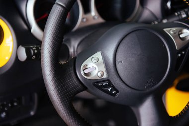 Modern araba iç kontrol paneli ve direksiyon simidi.