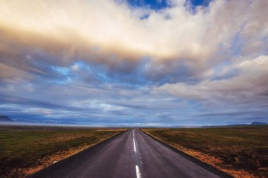 Yol dağlarda. Bir kanalı Jokulsarlon lagün ve Atlantik Okyanusu Güney İzlanda'bağlama üzerinde köprü.