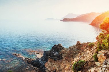 Muhteşem panoramik deniz günbatımı de akşam kayalık kıyılarının. Türkiye