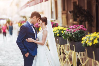 Genç çift Café çiçekli.