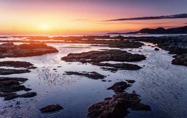 Doğanın muhteşem manzarası Monte Cofano saklıdır. Dramatik sahne. Deniz üzerinde gün batımı. Konumu cape San Vito. Sicilia, İtalya, Avrupa. Akdeniz ve Tiren Denizi.
