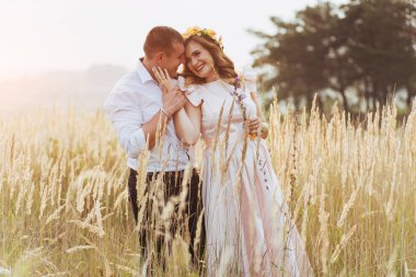 Uzun otların Güz sezonunda batımında kocasıyla mutlu kadın.