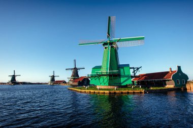 Rotterdam kanaldan geleneksel Hollanda yel değirmenleri. Hollanda.