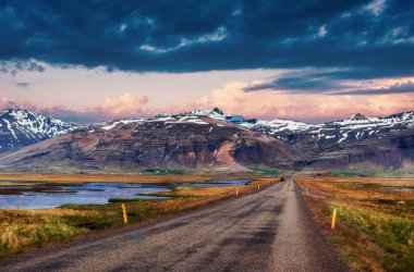 Bir kanalı Jokulsarlon lagün ve Atlantik Okyanusu Güney İzlanda'bağlama üzerinde köprü