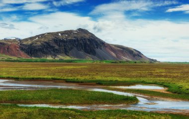 Karla kaplı dağlar ve buzulların yumuşak yamaçları. Bahar harika İzlanda.