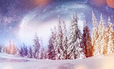 yıldızlı gökyüzü kış karlı gecede. New Year's Eve fantastik Samanyolu'nda. NASA nezaket. Tatil beklentisiyle. Dramatik sahne. Karpat. Ukrayna.