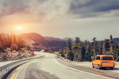 güzel manzara otoyol dağlarda. Asfalt yüzeylerde araba sürmek