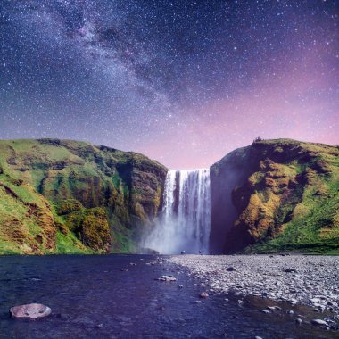 Büyük Şelale içinde Skogafoss İzlanda güneyinde Skogar kasaba yakınlarında. Dramatik ve güzel sahne. Fantastik yıldızlı gökyüzü.