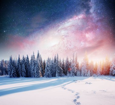 yıldızlı gökyüzü kış karlı gecede. New Year's Eve fantastik Samanyolu'nda. Samanyolu fantastik bir yeni yıl arifesi var. Dağlarda kış yol. NASA nezaket. 