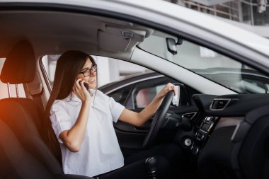 Arabada telefonla konuşan iş kadını