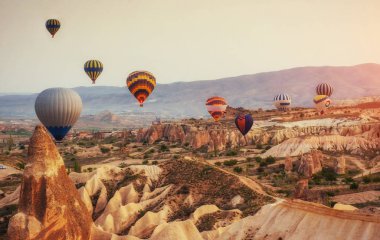 Sıcak hava balonu, Türkiye'de rock manzara üzerinde uçan. Göreme Milli Parkı'nda volkanik dağlar arasında yer alan Cappadocia vadi, dağ geçidi, hills,.