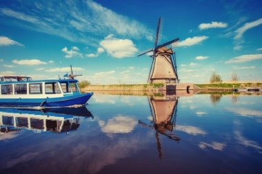 Rotterdam kanaldan geleneksel Hollanda yel değirmenleri. Hollanda.