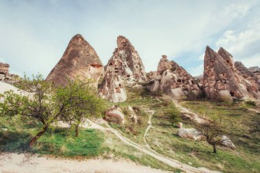Kapadokya benzersiz jeolojik oluşumlar gözden geçirin. Vadiler, boğaz, hills, volkanik dağlar Göreme Milli Parkı'nda arasında yer alan Kappadokiets bölge.