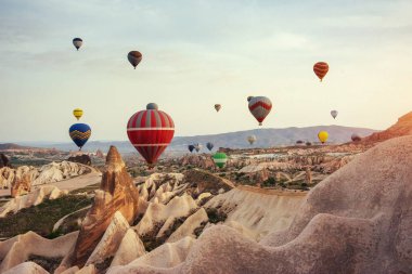 Sıcak Hava Balon Kapadokya Türkiye kaya manzaraya üzerinde uçan. Göreme Milli Parkı'nda volkanik dağlar arasında yer alan Cappadocia vadi, dağ geçidi, hills,.