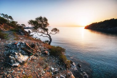Muhteşem panoramik deniz günbatımı de akşam kayalık kıyılarının. Türkiye
