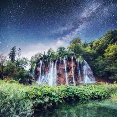Harika manzarası turkuaz su ve şelaleler. Plitvice Gölleri Milli Parkı. Yıldızlı gökyüzü gece. fantastik Samanyolu. Hırvatistan, Europe. Yıldızlı gökyüzü gece. Fantastik Samanyolu.