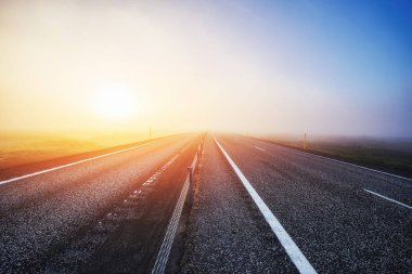 Yol dağlarda. Gün batımı İzlanda kalın sis.