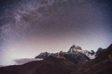 Fantastik yıldızlı gökyüzü. Sonbahar manzara ve karla kaplı tepeler. Ana Kafkas Ridge. Mountain View Dağı dır Meyer, Gürcistan'dan. Europe
