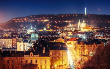 gece boyunca Nehri vltava muhteşem Prag Kalesi.