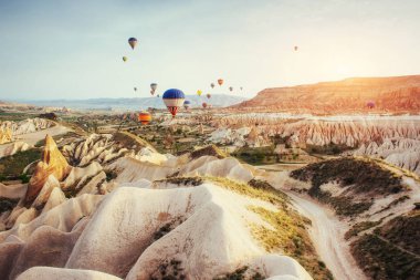 Sıcak Hava Balon Kapadokya Türkiye kaya manzaraya üzerinde uçan. Göreme Milli Parkı'nda volkanik dağlar arasında yer alan Cappadocia vadi, dağ geçidi, hills,.