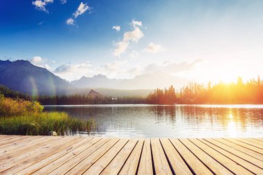 Parkta yüksek Tatras bir göl üzerinde gündoğumu. Shtrbske Pleso, Slovakya, Europe