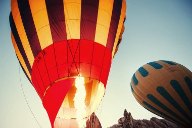 Kapadokya. İlk ekip önce denize indirmek balon şişirme için ısı ve alev. Balon olan biri en ünlü yolculuk Cappadoci içinde yapmak gerekir