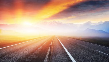 Yol dağlarda. Gün batımında kalın sis. İzlanda