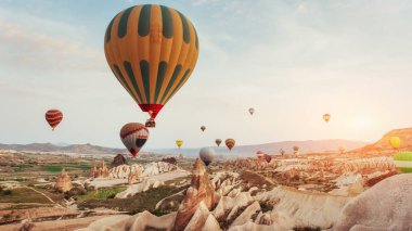 Cappadocia üzerinde şaşırtıcı günbatımı. Güzel renk balonlar Türkiye