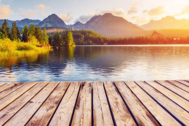 Parkta yüksek Tatras bir göl üzerinde gündoğumu. Shtrbske Pleso, Slovakya, Europe