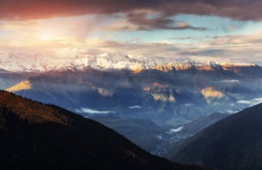 Fantastik güzel cumulus bulutları karla kaplı dağlarında. Ana Kafkas Ridge. Türü Mount dır Meyer, Gürcistan.
