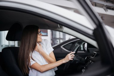 arabada oturan genç güzel kadın portresi.