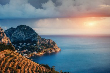 Şehrin yükseklikleri görünümden. Dramatik ve güzel sahne. Konumu Trapani, Erice, Sicilya, İtalya, Avrupa. Akdeniz ve Tiren Denizi.