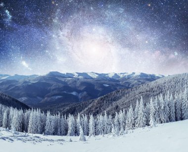 fantastik kış meteor yağmuru ve karla kaplı dağlar. Dramatik ve güzel sahne. NASA nezaket. Karpat, Ukrayna, Europe.