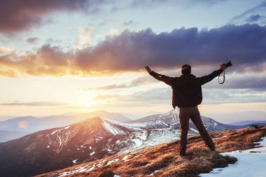 turist manzaraya görünüyor. Güzel gün batımı. Bahar manzara. Karpatlar Ukrayna Europe