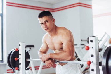 Bir güzel parlak oda spor salonunda kamera için poz büyük kaslar, güzel adam. Spor. Fitness