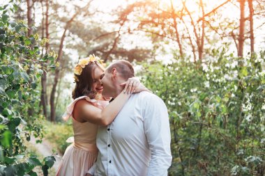 Ormanda bir yürüyüş güzel mutlu çift.