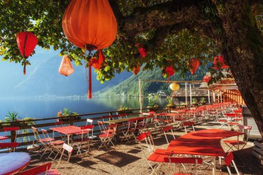 Dağlar arasında güzel göl kenarında yaz kafe. Alpler. Hallstatt. Avusturya