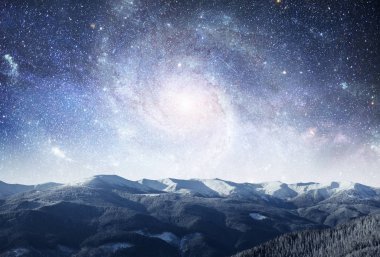fantastik kış meteor yağmuru ve karla kaplı dağlar. Dramatik ve güzel sahne. NASA nezaket. Karpat, Ukrayna, Europe.