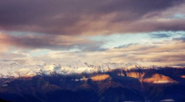 Fantastik güzel cumulus bulutları karla kaplı dağlarında. Ana Kafkas Ridge. Türü Mount dır Meyer, Gürcistan.