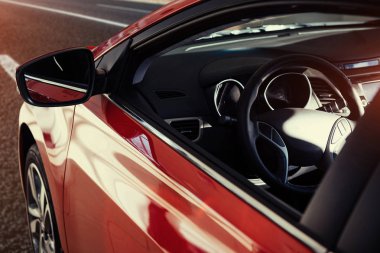 Dağlarda fantastik asfalt yol. Klasik Otomobil.