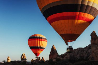 renk sıcak hava balonu ile bulutlu mavi gökyüzü karşı görünümü kadar yakın